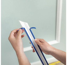 Osoba odstraňuje ochrannou pásku z ozdobné lišty.