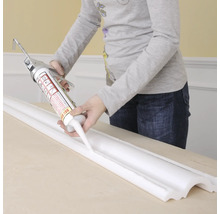 Aplikace tmelu na ozdobnou lištu pomocí kartuše.