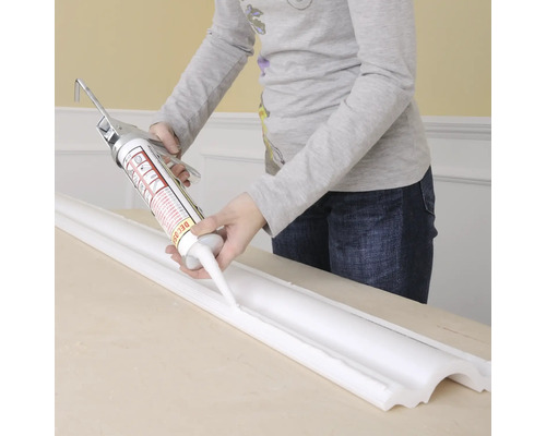 Použití těsnicí pistole k nanášení tmelu na ozdobnou lištu