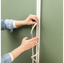 LED pásek se připevňuje ke stěnovému profilu.