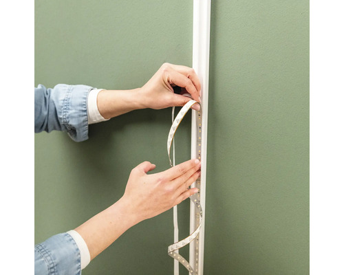 LED pásek se připevňuje ke stěnovému profilu.