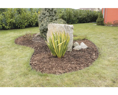 Upravená zahrada s rostlinami, kameny a trávníkem