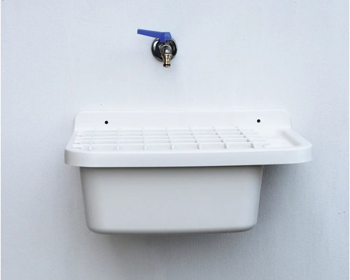 Plastový výlevka s kohoutkem namontovaným na stěně