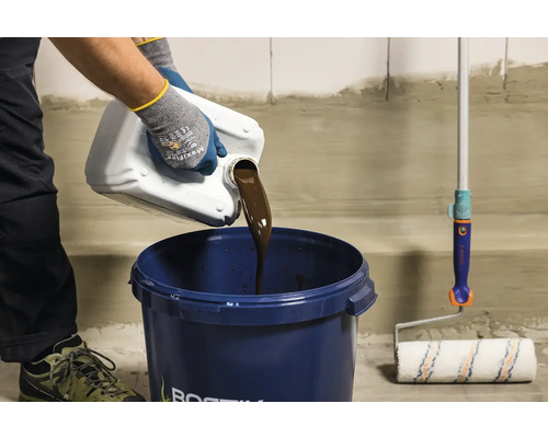 Osoba nalévá tekutinu z kanystru do kbelíku, vedle válečku na malování.