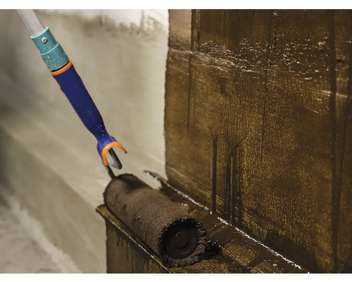 Nanášení nátěru válečkem na stěnu