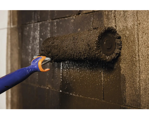 Izolace stěn kartáčem.