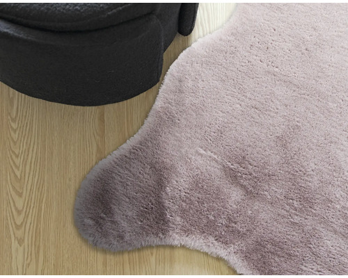 Detailní záběr koberce s vysokým vlasem a taburetu