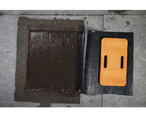 Oprava ploché střechy s bitumenem a nářadím