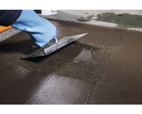 Aplikace samonivelační hmoty pomocí hladítka