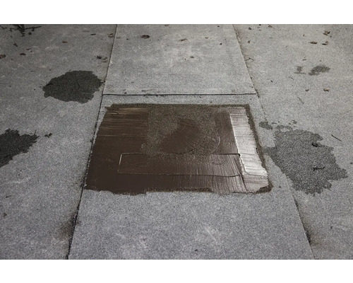 Detailní záběr bitumenové hydroizolace na povrchu střechy