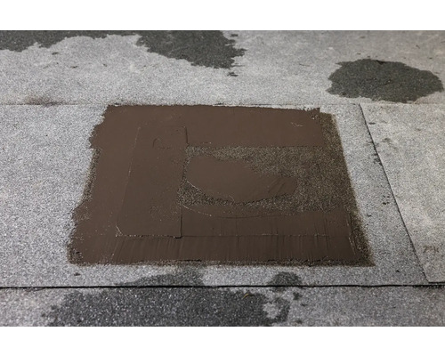 Opravená bitumenová svařovaná střešní krytina na střeše.