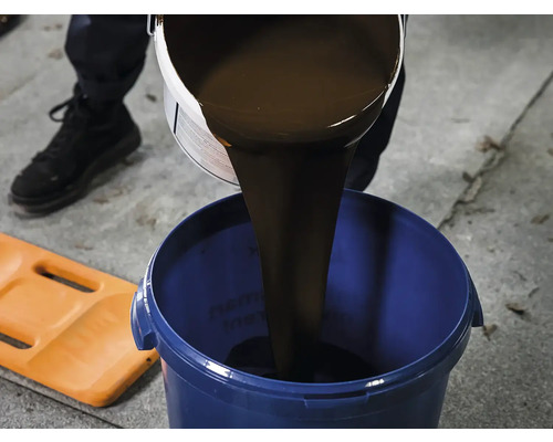 Barva se lije do kbelíku