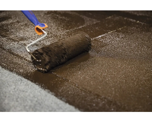 Váleček nanáší podlahovou vrstvu