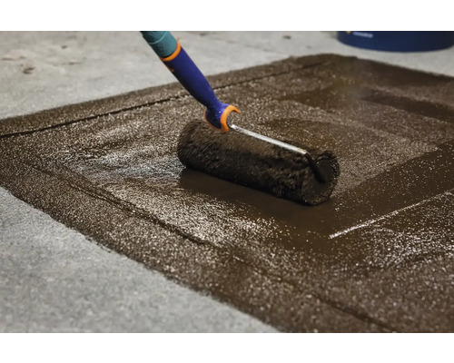 Nanášení základního nátěru na betonovou podlahu pomocí válečku