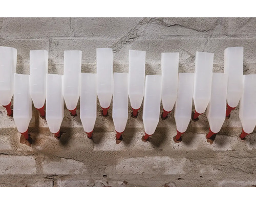 Řada automatických napáječek pro zvířata na zdi