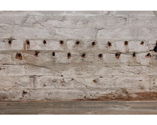 Cihlová zeď s vyvrtanými otvory