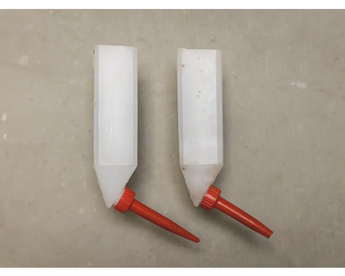 Dvě olejničky s červeným výtokem