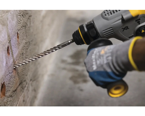 Vrtačka vrtá díry do zdi.