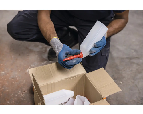 Osoba umisťuje červený výtok na prázdnou plastovou láhev nad kartonem s dalšími lahvemi.