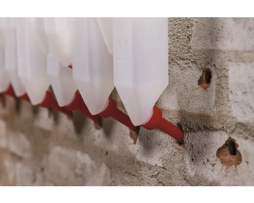 Automatický napájecí systém pro drůbež namontovaný na zdi