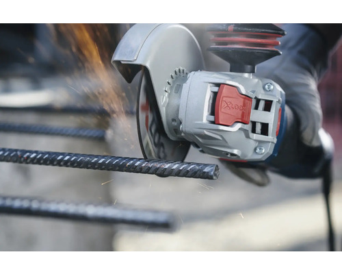 Úhlová bruska řeže betonářskou ocel