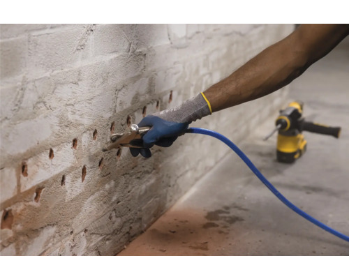 Sanace zdiva injektážní tryskou na cihlové zdi