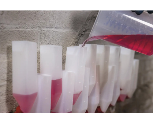 Tekutina se nalévá do odměrky