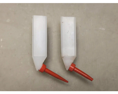 Dvě plastové dávkovací lahvičky s dávkovací špičkou