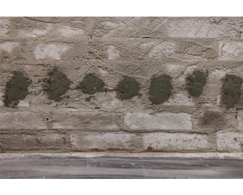 Opravené cihlové pozadí stěny s maltou