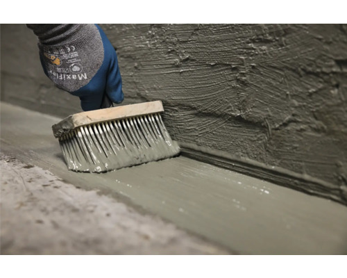 Nanášení těsnicí suspenze štětcem na stěnu