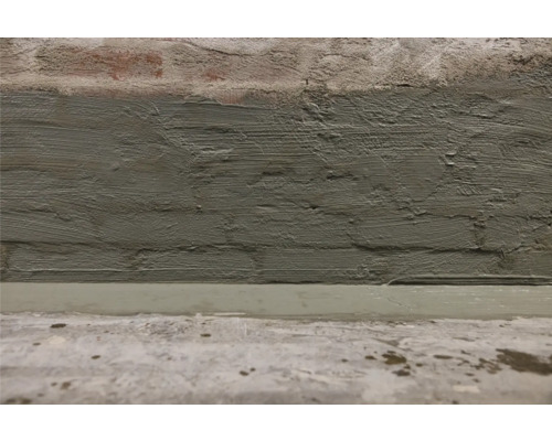 Omítnutá cihlová zeď a podlaha