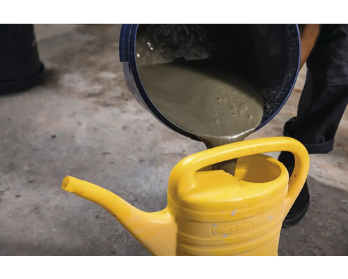 Do žluté konve se lije beton.