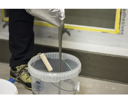 Tekutý tmel se lije do kbelíku