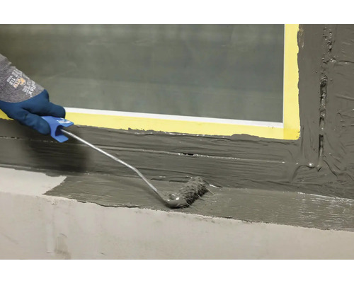 Nanášení těsnicí hmoty válečkem na okenní parapet