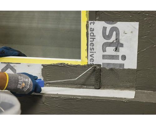 Nanášení těsnicí suspenze válečkem na barvu v interiéru