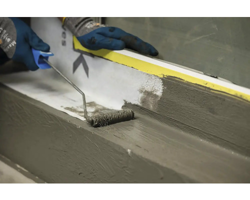 Nanášení těsnicí suspenze válečkem na parapet