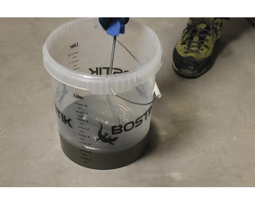 Míchaní malty v kbelíku pomocí míchadla.