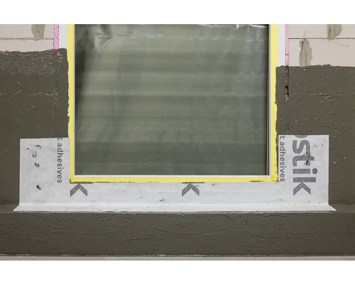 Těsnění oken s těsnicí páskou a tmelem na zdivu