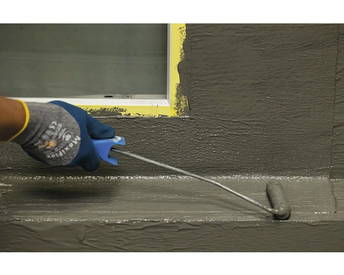 Nanášení těsnicí suspenze válečkem na barvu v interiéru