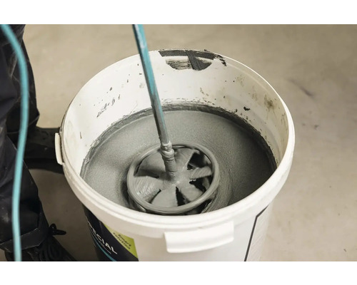 Maltová směs se míchá v kbelíku s míchadlem.