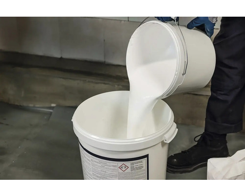 Barva se nalévá do kbelíku s barvou