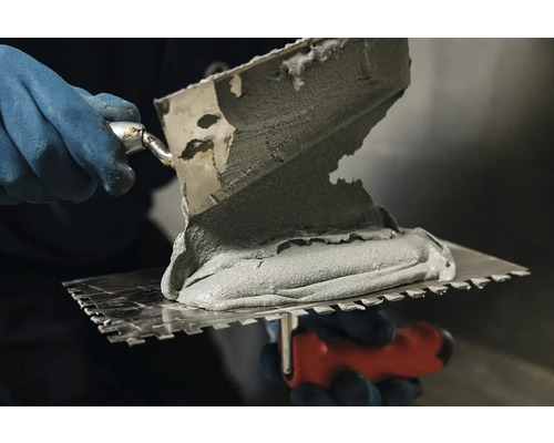 Zubatá stěrka s lepidlem na obklady