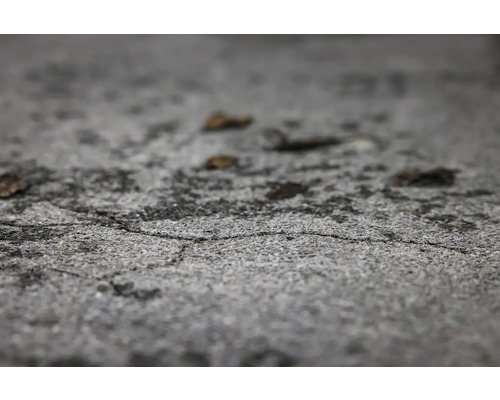 Detail drsného betonového povrchu s malými prasklinami