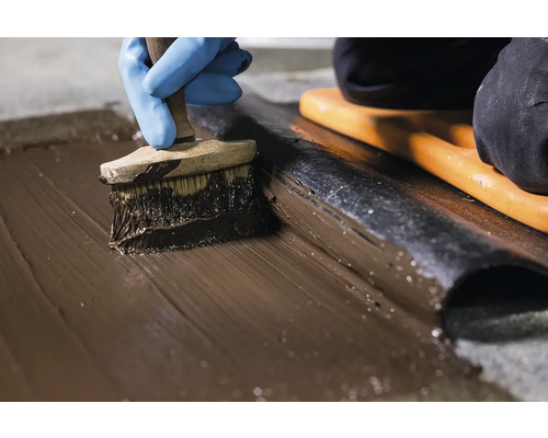 Nanášení těsnicího prostředku štětcem na pruh