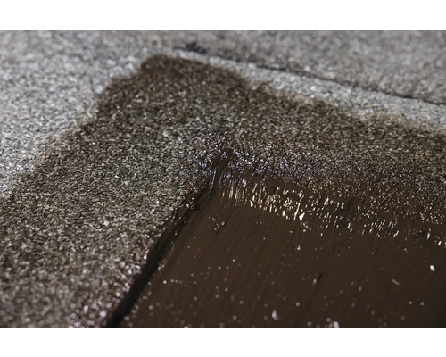 Detailní záběr lepenky při aplikaci na střechu