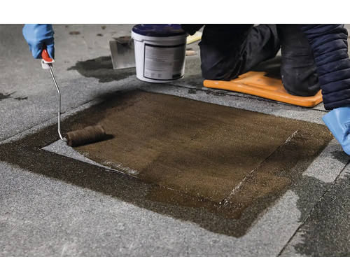 Aplikace střešní krytiny pomocí válečku