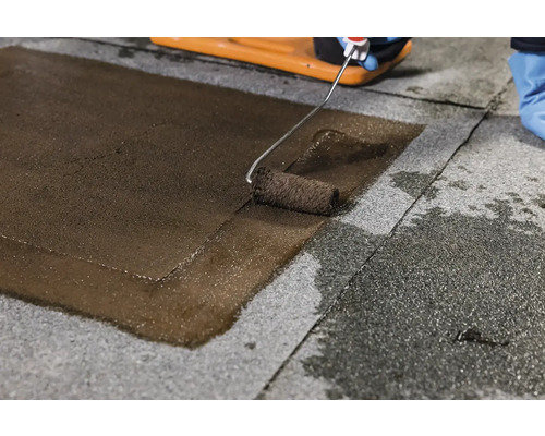 Aplikace střešní krytiny válečkem na střešní povrch