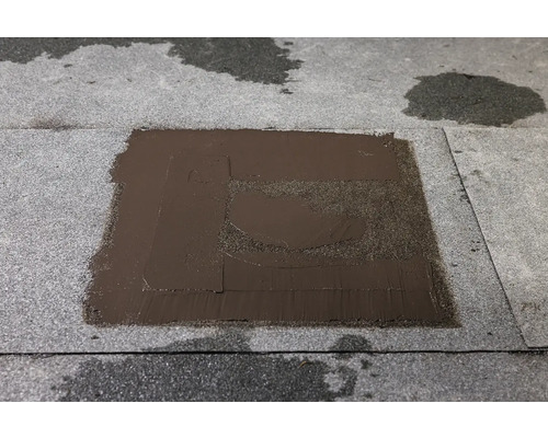 Opravená střešní lepenka na střeše.