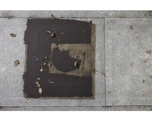 Betonové dlažební kostky s opravou asfaltem a listím