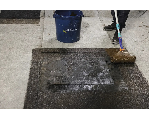 Hydroizolace střechy s logem Bostik a malířským válečkem.